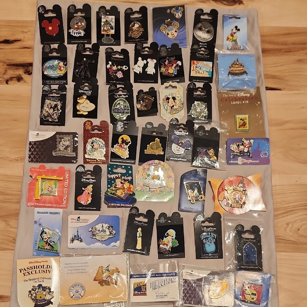 Disney Collectible Pin Set